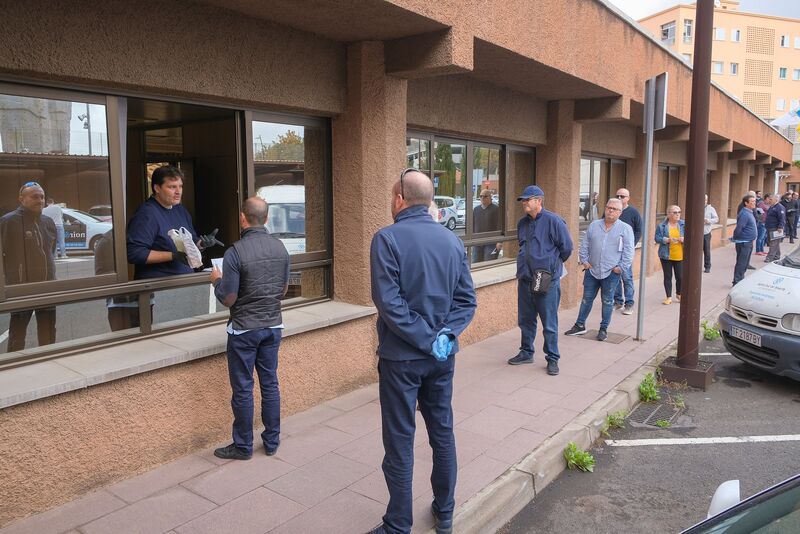 El Ayuntamiento de Santa Cruz de Tenerife entrega más de 700 kits de protección a los taxistas del municipio