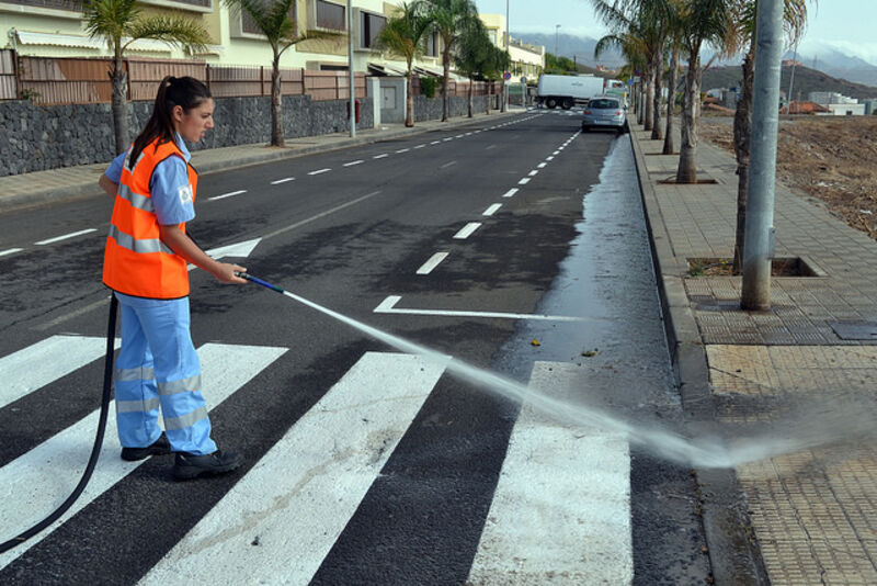Detalle de la acción de limpieza desarrollada esta semana en El Sobradillo.