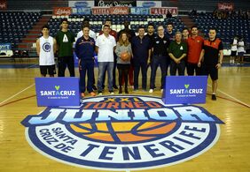 Verónica Meseguer junto a los representantes de los 8 equipos participantes en el Torneo Junior Ciudad de Santa Cruz de Tenerife de baloncesto.