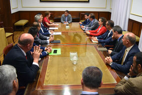 El alcalde y concejales, durante su reunión con representantes de las entidades financieras