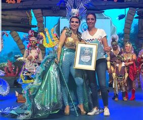 La concejala de Fiestas, Gladis de León, entrega uno de los galardones del Concurso de Disfraces del Carnaval de Santa Cruz 2019.