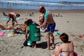 Detalle de la iniciativa de reciclaje en playas 'Cada lata cuenta'.