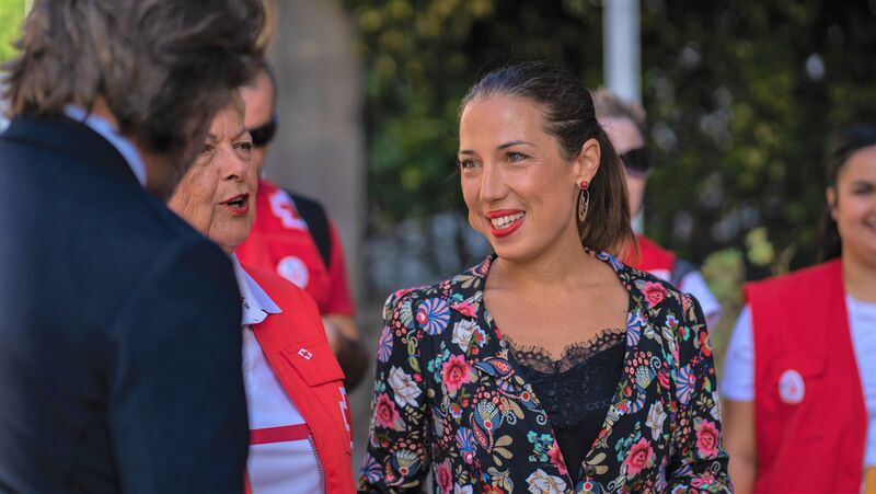 La alcaldesa de Santa Cruz se suma al “Día de la Banderita” de Cruz Roja centrado este año en los mayores