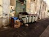 Detalle de residuos colocados por fuera de los contenedores situados en la calle La Palma.