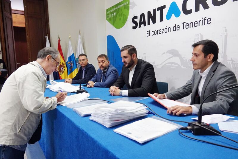 Los primeros 24 residentes de las viviendas de La Candelaria firman sus escrituras
