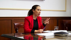 Foto de la alcaldesa participando en el foro Online con municipios de toda España