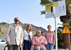 Juan Julio Fernández, Diana Cobiella, Carlos Correa y Zaida González, junto al nuevo semáforo del sol instalado en la entrada de la playa de Las Teresitas.